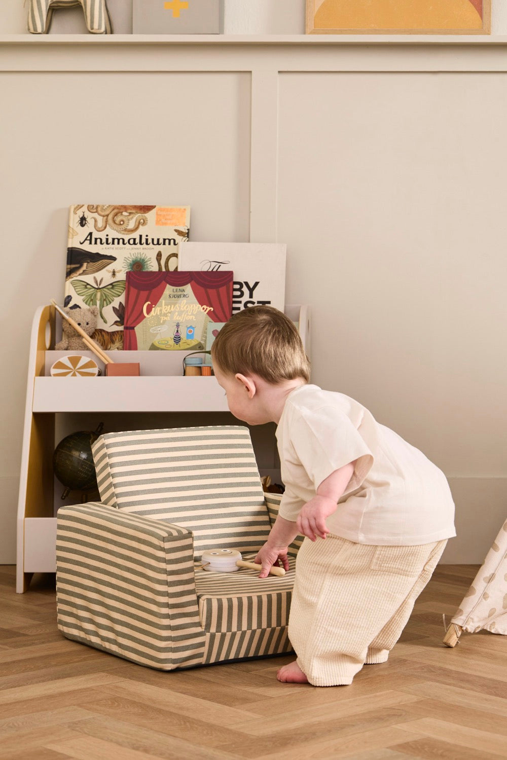 Sofá infantil às riscas (2 em 1)