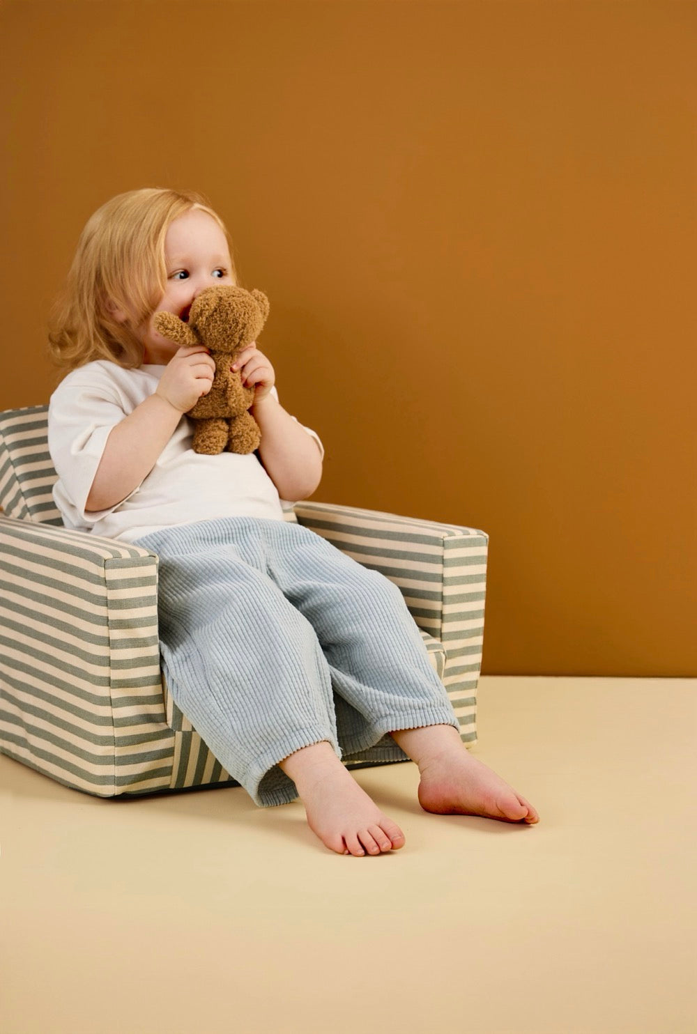Sofá infantil às riscas (2 em 1)